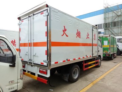 多利卡4.1米蓝牌毒性感染性厢式车
