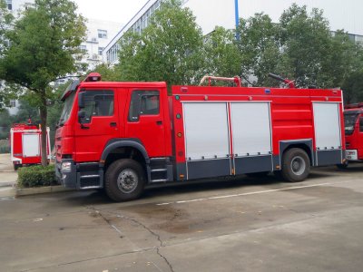 重汽豪沃干粉水泡沫联用消防车